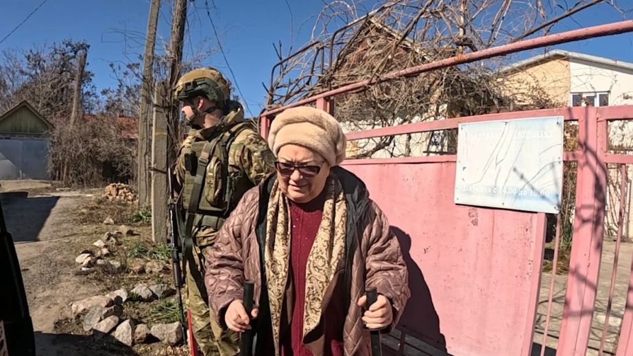 Врятували з-під артобстрілів: поліцейські евакуювали літнє подружжя з берегової лінії Нікополя (ФОТО, ВІДЕО)