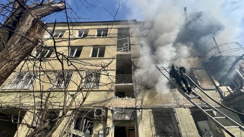 "Шахедная" атака на Днепр 26 марта: в многоэтажке бушует пожар, пять человек ранены (ФОТО, ВИДЕО)