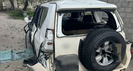 Двойная атака: в Никополе россияне ударили FPV-дроном по автомобилю взрывотехников, работавших на месте прилета