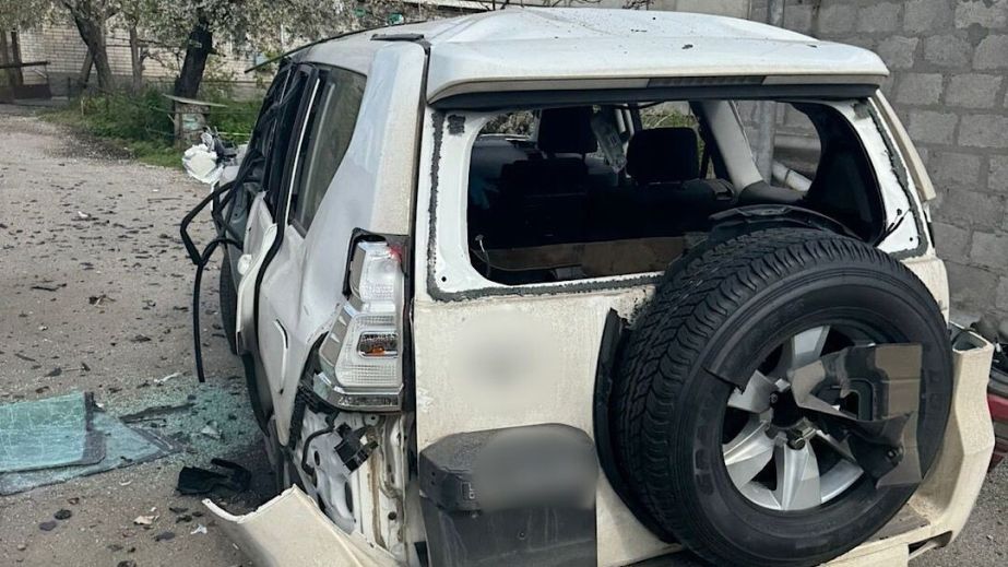 Подвійна ататка: у Нікополі росіяни вдарили FPV-дроном по атомобілю вибухотехніків, які працювали на місці прильоту