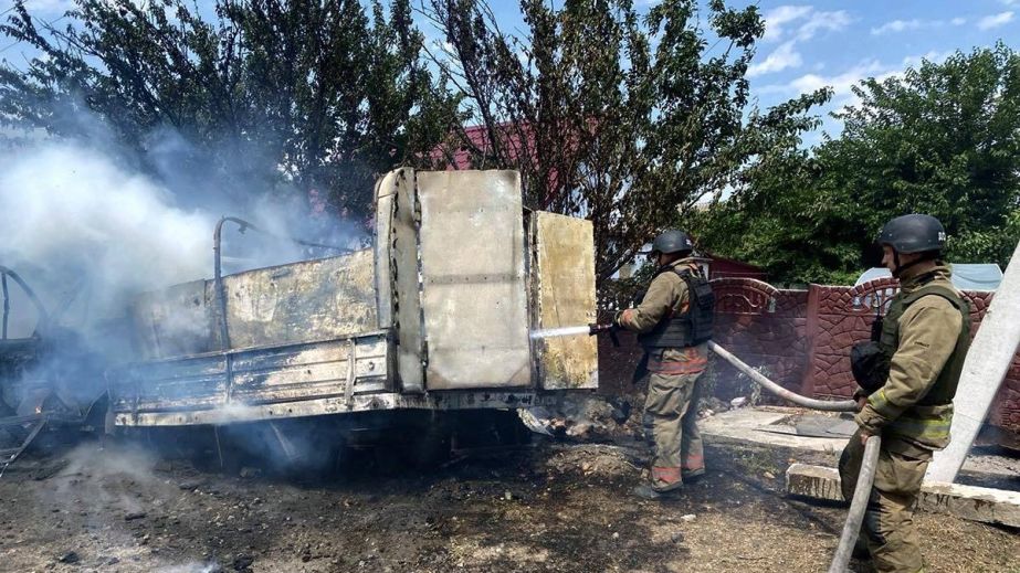 В Никополе в результате попадания вражеского FPV-дрона загорелся грузовик