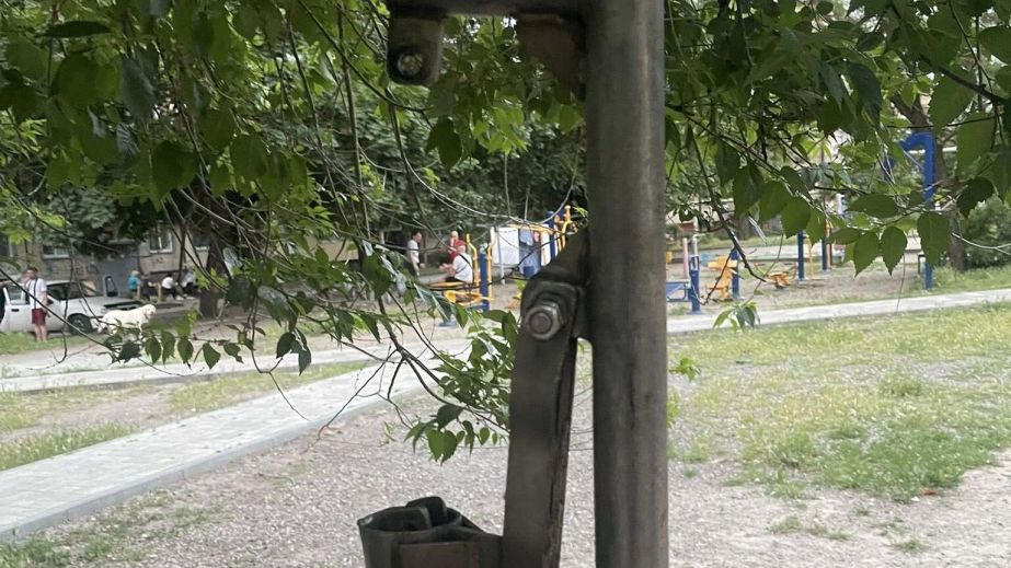 В одному з дворів Дніпра діти зламали водяну колонку (ФОТО)
