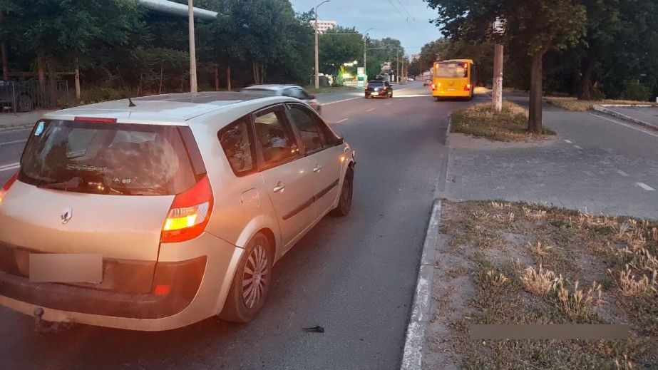 У Дніпрі п'яний водій легковика влетів у автобус