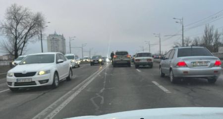 В Днепре на виадуке произошло ДТП: образовалась пробка