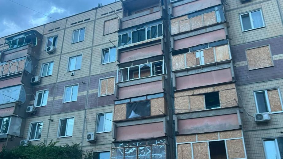 Поранено людину, пошкоджено будинки та АЗС: росіяни за добу майже 20 разів атакували Дніпропетровщину (ФОТО)