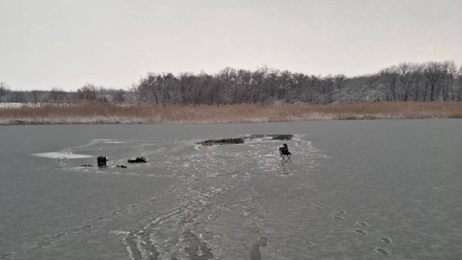 У Кривому Розі компанія рибалок провалилися під кригу (ФОТО)