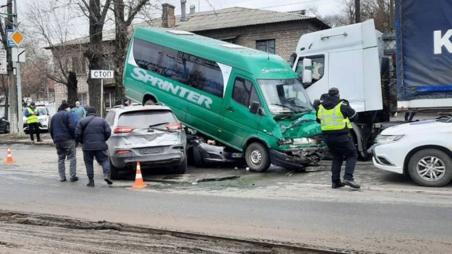 Чудернацька ДТП: у Дніпрі на Нечуя-Левицького зіштовхнулися одразу чотири автівки (ФОТО, ВІДЕО)