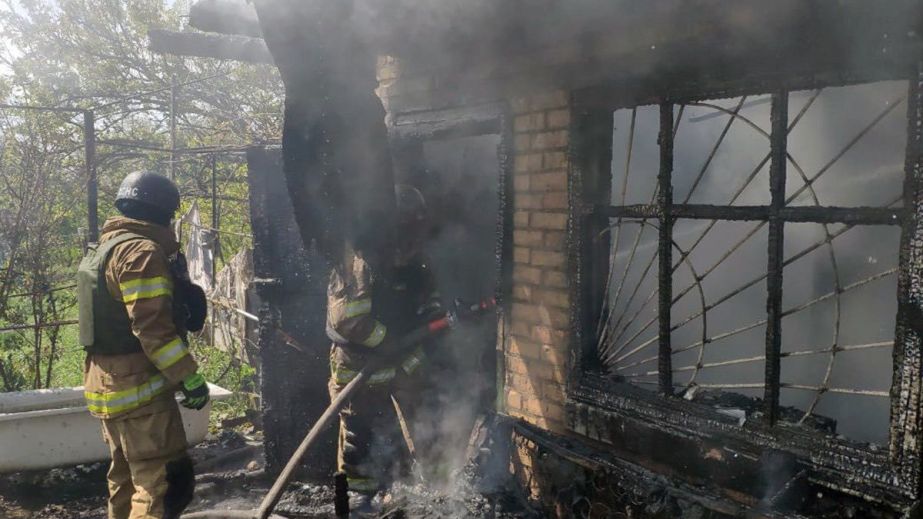 На Нікопольщині внаслідок ворожого удару дроном загорівся будинок (ФОТО)