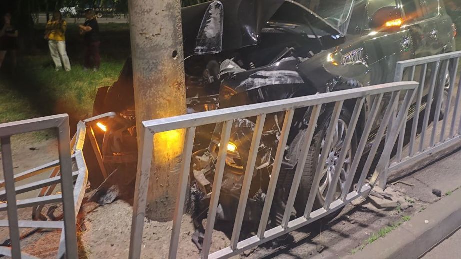 У Дніпрі на Набережній Заводській автомобіль влетів у стовп