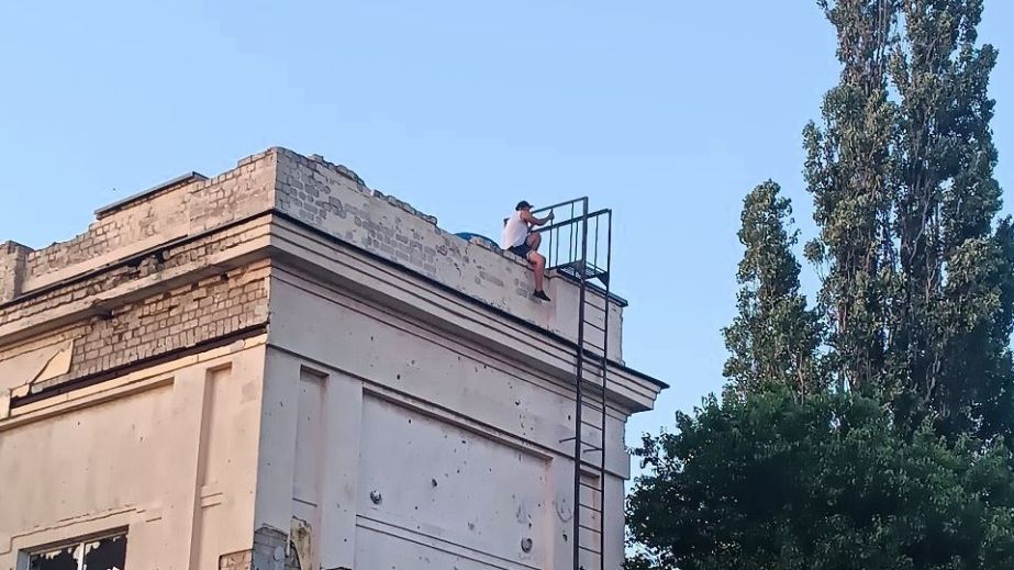 У Дніпрі підлітків знову помітили на даху закинутої будівлі (ФОТО)