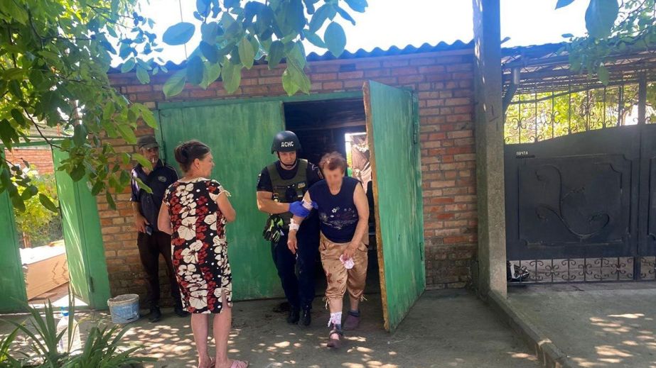 В Никополе россияне сбросили боеприпас на жилищный сектор: пострадала женщина (ФОТО)