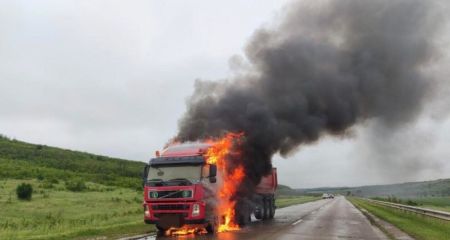 Огненная ловушка на мосту в Каменском: во время движения загорелся грузовик (ВИДЕО)
