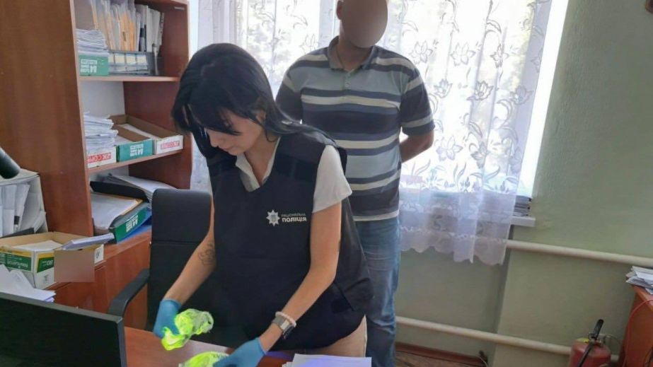 На Дніпропетровщині чиновник за хабар у 40 тисяч гривень обіцяв жінці допомогти з аліментами (ФОТО)