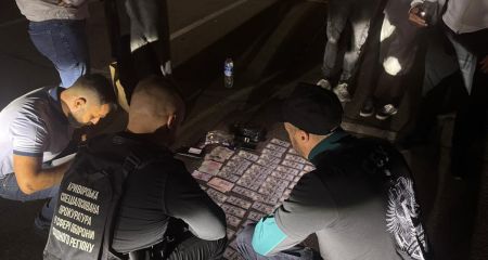 Жителька Кривого Рогу зі спільниками організували незаконне переправлення чоловіків за кордон (ФОТО)