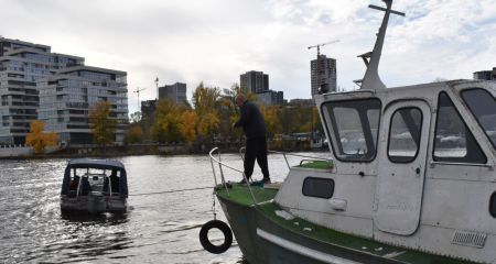 В Днепре катер без капитана дрейфовал посреди реки