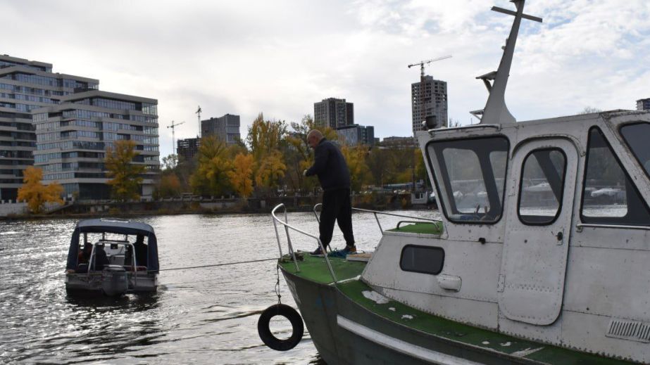 В Днепре катер без капитана дрейфовал посреди реки