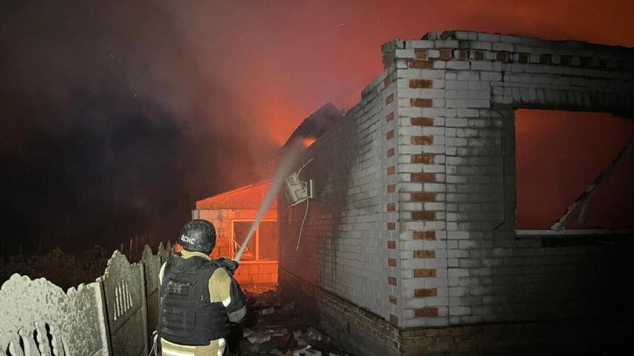 В ГСЧС показали кадры тушения пожаров, возникших в результате ночной атаки на Днепропетровщину (ФОТО)