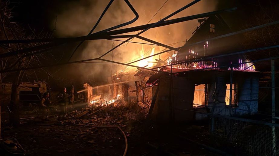 У ДСНС показали кадри гасіння пожеж, що виникли внаслідок нічної атаки на Дніпропетровщину (ФОТО)
