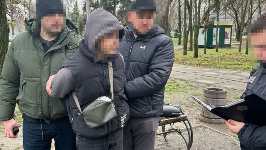 Требовал 300 тысяч за "молчание": в Кривом Роге задержали шантажировавшего знакомого мужчину (ФОТО)