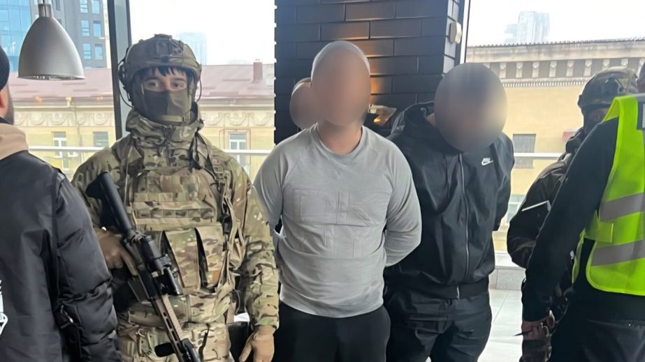 Два жителя Днепра требовали у мужчины 35 тысяч долларов и заставляли продать авто (ФОТО)