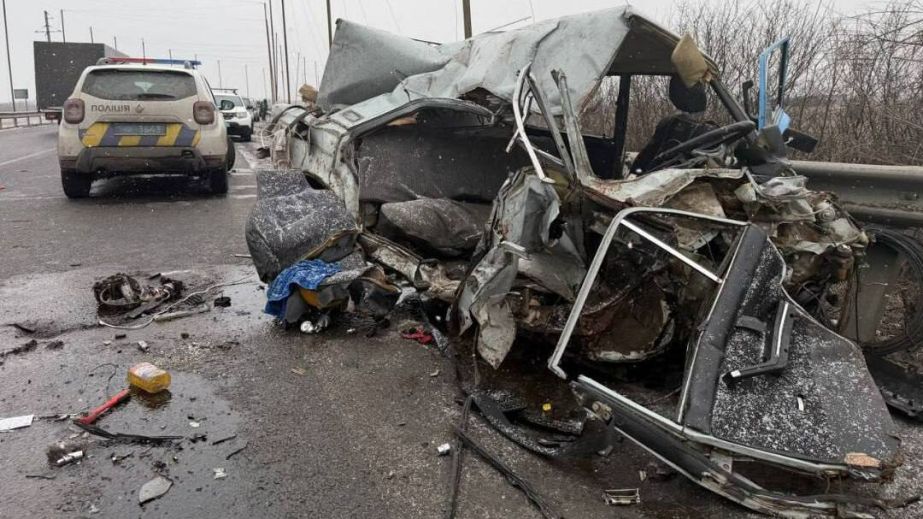 У Синельниківському районі зіштовхнулися автівки: загинули двоє людей (ФОТО)