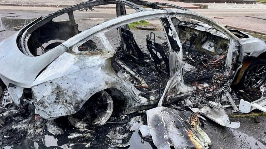 Росіяни вдарили по цивільному автомобілю у Нікополі: поранені троє людей (ФОТО)