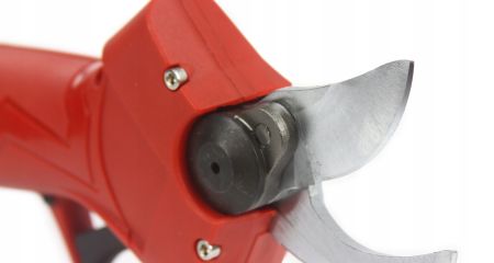 В Днепре мужчина отрезал себе палец во время садовых работ