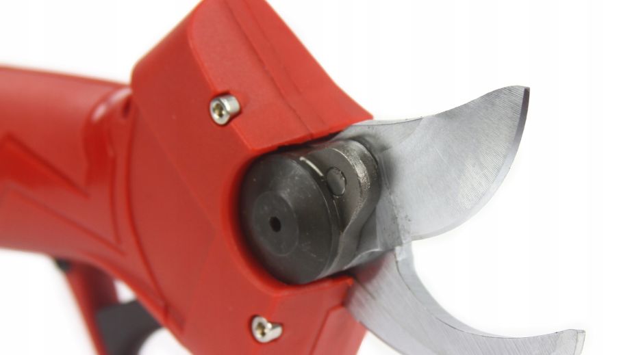 У Дніпрі чоловік відрізав собі палець під час садових робіт