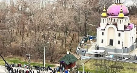 Занурюються у крижані водойми та святять воду: як у Дніпрі святкують Водохреще (ВІДЕО)