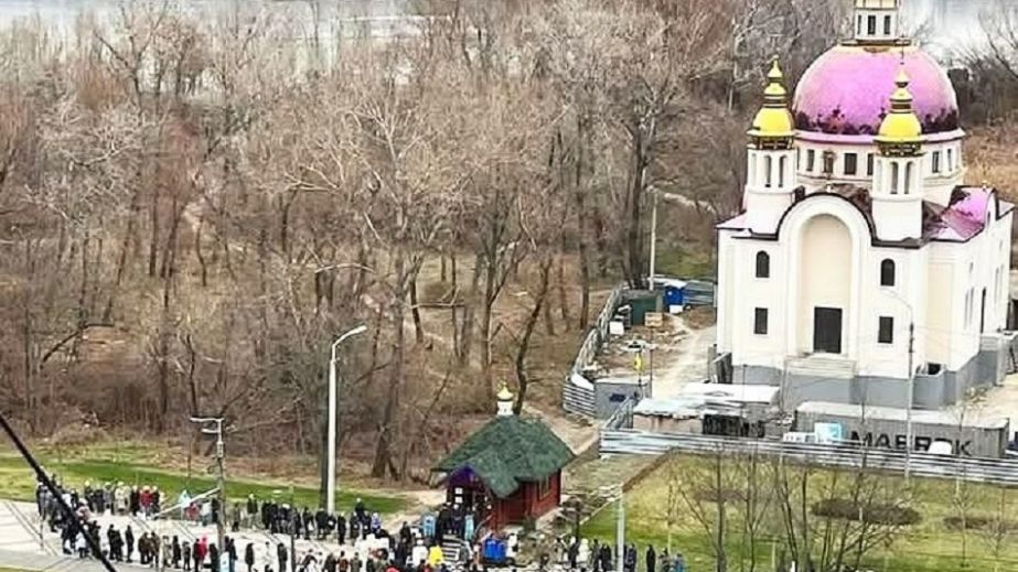 Занурюються у крижані водойми та святять воду: як у Дніпрі святкують Водохреще (ВІДЕО)