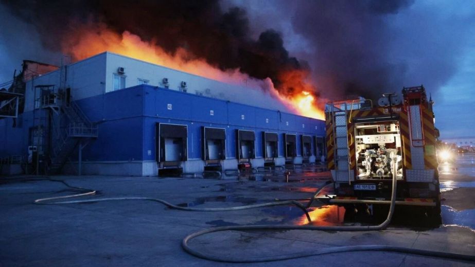 У Дніпровському районі триває гасіння пожежі на складах після російської атаки (ФОТО, ВІДЕО)
