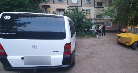 В Днепре на съезде с моста перевернулся автомобиль, водитель которого был пьян (ФОТО)