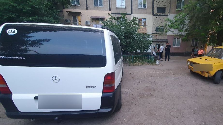 В Днепре на съезде с моста перевернулся автомобиль, водитель которого был пьян (ФОТО)