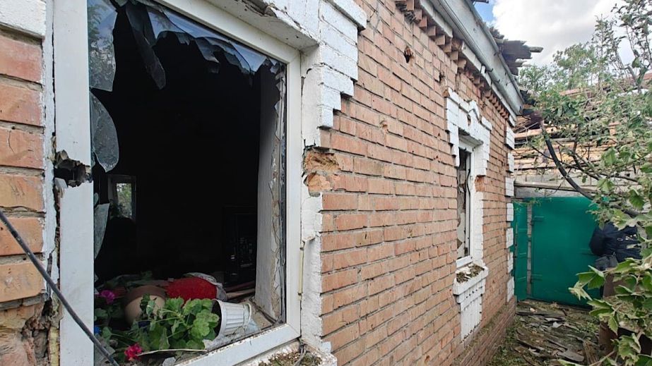 Атакували дронами, КАБами та артилерією: у поліції показали наслідки обстрілів Дніпропетровщини за минулу добу (ФОТО)