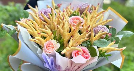 Незабутній подарунок: у Дніпрі виготовили букет з курячих лапок (ФОТО)
