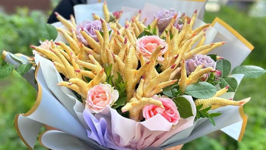 Незабываемый подарок: в Днепре изготовили букет из куриных лапок (ФОТО)