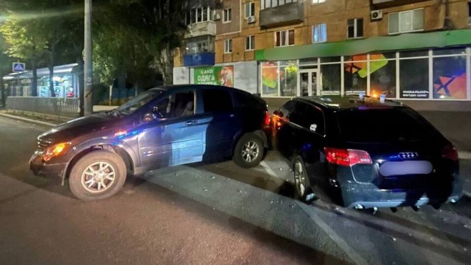 В Кривом Роге водитель въехал в чужое авто и заявил, что выпил после ДТП