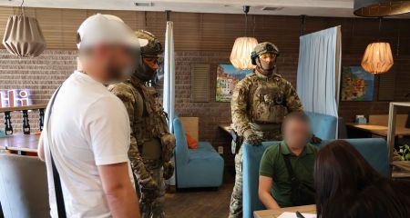 У Дніпрі затримали ділка, який організував схему переправлення чоловіків за кордон (ФОТО, ВІДЕО)