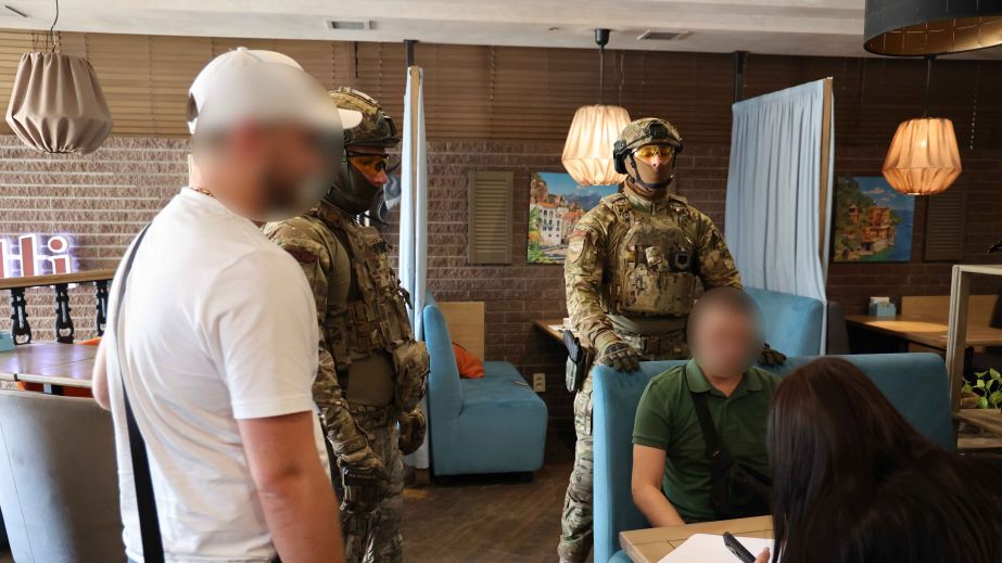 У Дніпрі затримали ділка, який організував схему переправлення чоловіків за кордон (ФОТО, ВІДЕО)