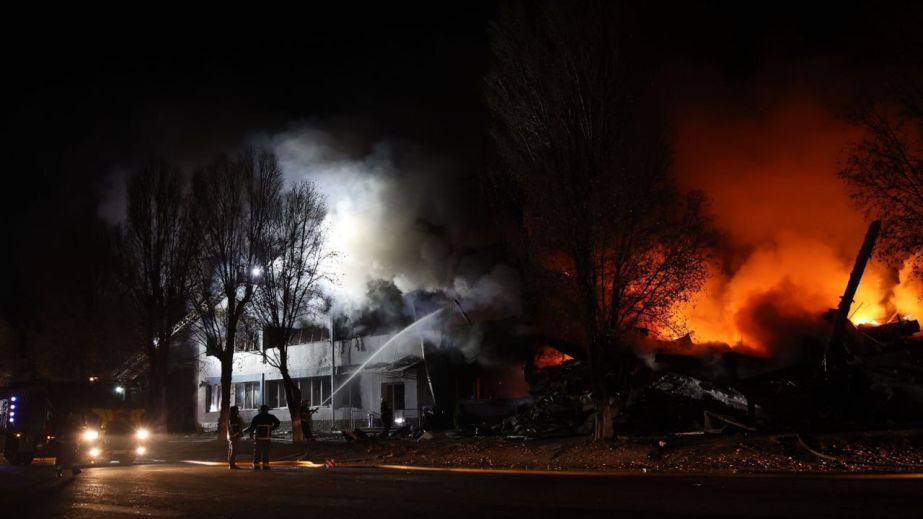 В результате ночной атаки на Днепр уничтожены шоурум и склады известной мебельной компании