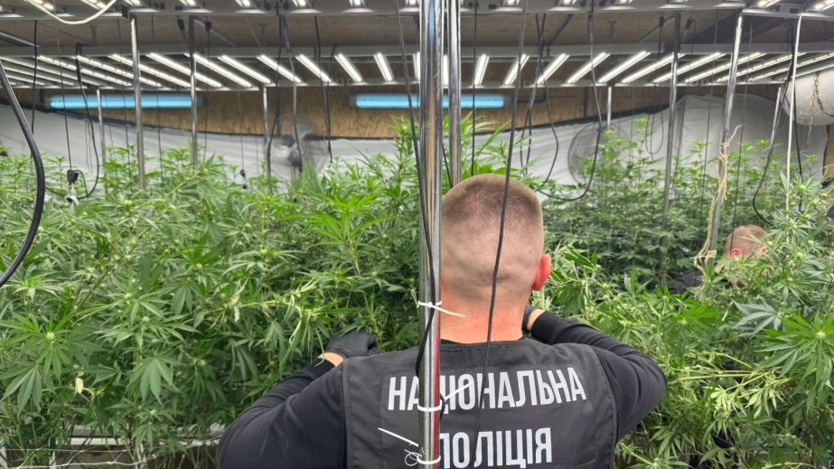 Вклав у "бізнес" 8 мільйонів: у Дніпрі чоловік облаштував масштабну нарколабораторію в ангарі (ФОТО, ВІДЕО)