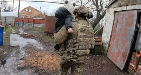 Полицейские эвакуиро...