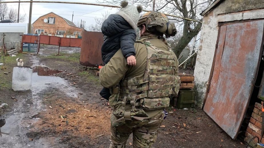 Полицейские эвакуировали семью с четырьмя детьми из прифронтового поселка на Днепропетровщине (ФОТО)