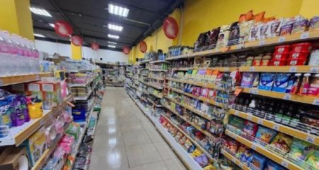 В Кривом Роге мужчина пытался вынести товар из "Авроры" и угрожал продавцам