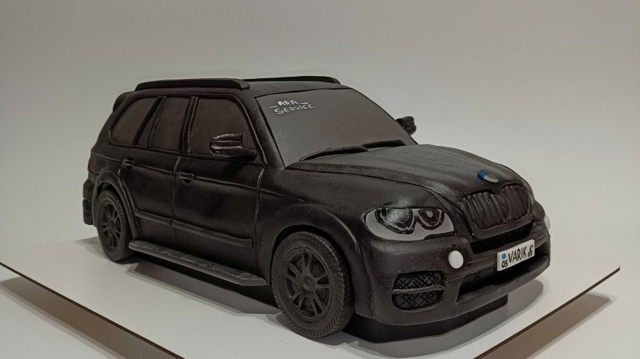 В Днепре кондитер изготовил сладкий BMW X5 (ФОТО)