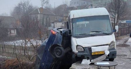 У Дніпрі легковик провалився "у прірву"