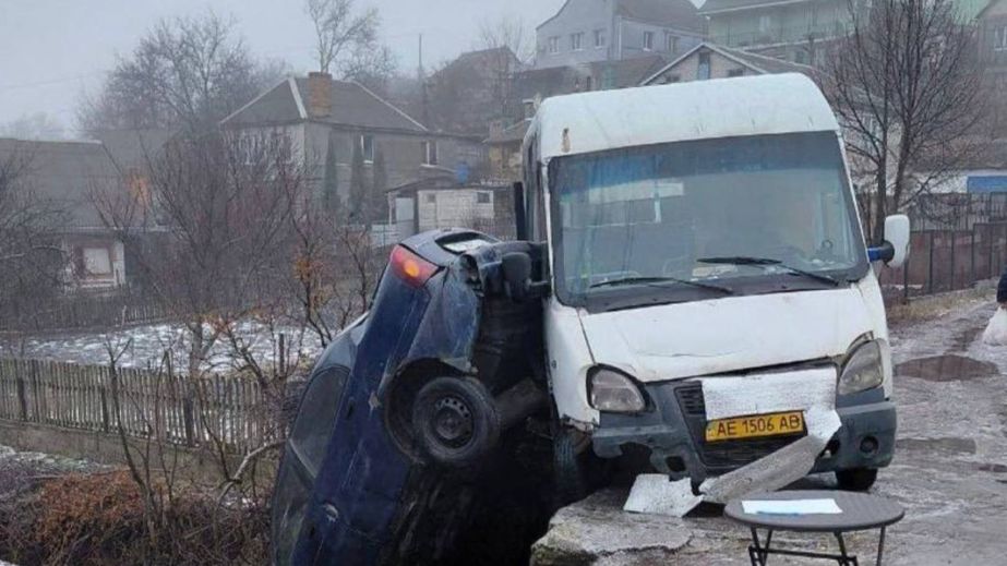У Дніпрі легковик провалився "у прірву"