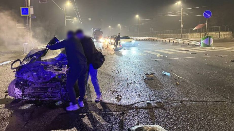 Машину розірвало на частини: у Дніпрі п'яна водійка влетіла у відбійник, паркан та стовп (ВІДЕО)