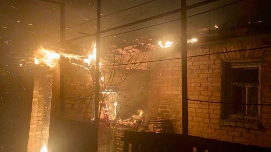 Ночью россияне более 20 раз атаковали два района Днепропетровщины: есть раненые, среди них &ndash; младенец (ФОТО)