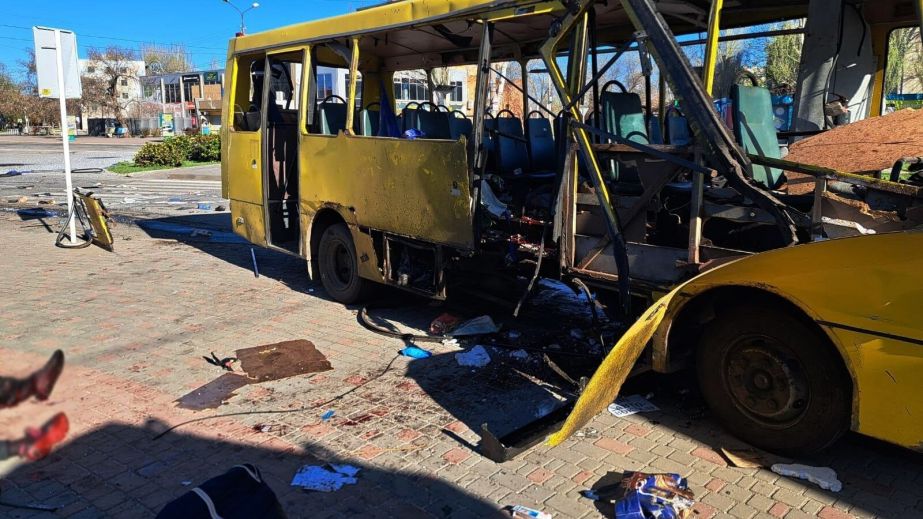 Удар дроном по автобусу у Нікополі: рятувальники показали моторошні кадри ліквідації наслідків російського теракту (ФОТО)